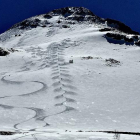 Sobre estas líneas, esquiadores en la vertiente de Riopinos de la estación de esquí de San Isidro. En la segunda imagen se puede observar una de las grandes nevadas que registra la zona, un aval para el desarrollo de las diferentes actividades deportivas de invierno. A la izquierda, el mapa con el recorrido desde León para llegar a las pistas de esquí, el más corto desde la capital leonesa.