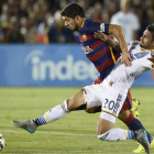 Luis Suárez pelea un balón con De La Garza de los Galaxy.