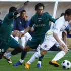 Óscar Rico, a la derecha, se va de dos jugadores del Racing de Ferrol en el partido de este campeona