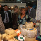 La presidenta de la Diputación, Isabel Carrasco, visita una quesería de la feria con la diseñadora M