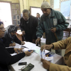 Dos hombres se registran para poder participar en el referéndum sobre la nueva Constitución en el barrio de Abassyia, en El Cairo