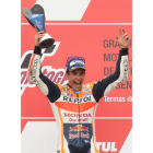 Marc Márquez, feliz  por su triunfo y su liderato mundial. AGUILERA