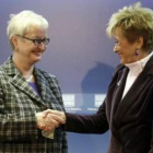 La presidenta de la Federación Sindical Europea de Servicios Públicos saluda a De la Vega.