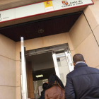 Varias personas entran en una oficina del servicio público de empleo.