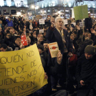 Miles de personas se manifiestan en la Puerta del Sol en apoyo a los estudiantes de Valencia.