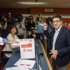 Patxi López vota en Portugalete.
