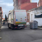 Detalle del camión de la basura del Ayuntamiento de Benavente. DL