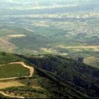 Imagen de la Peña del Hombre, con el castro a la izquierda, y el castillo de Cornatel al fondo