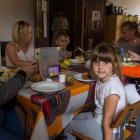 Varias familias ucranianas comparten la mesa en el comedor del colegio de La Nora del Río. FERNANDO OTERO
