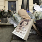 Varias personas depositan recuerdos en la puerta de la casa de Thatcher.
