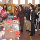 Las autoridades visitando la feria de Stocks en el pabellón del San José de Calasanz