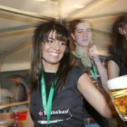 Una camarera sirve una cerveza en la Feria del Lúpulo de Carrizo de la Ribera.