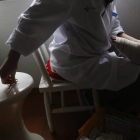 Imagen de una enfermera con un paciente. JESÚS F. SALVADORES