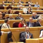 Los senadores del PP mostraron carteles sobre el valenciano durante la intervención de Zapatero