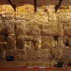Parte de la Puerta Praetoria, la más grande del campamento romano, preservada en un sótano del casco antiguo. MORILLO