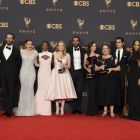 El equipo de The Handmaids Tale al completo posa con los premios Emmy obtenidos en la gala.