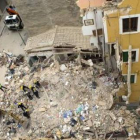 Equipos de rescate trabajando en el edificio de tres plantas que se derrumbó.