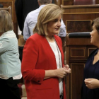 Fátima Báñez, ministra de Empleo, y Soraya Saénz de Santamaría, vicepresidenta del Gobierno, hoy en el hemiciclo del Congreso de los Diputados.