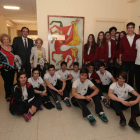 Los alumnos del colegio con la viuda y la hija de Calzada, David Belinchón y Jesús Palmero.