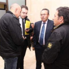 De frente el abogado y Sindo Castro con familiares en los juzgados.