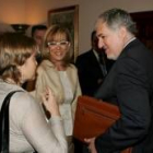 Conde-Pumpido charla con una de las asistentes a la reunión en presencia de la fiscal jefe de León