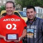 El homenajeado en el partido de fútbol, Antolín, posa con la camiseta dedicada para la ocasión