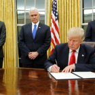 Trump firma sus primeros decretos en la Casa Blanca.