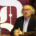 El poeta bañezano Antonio Colinas en el Club de Prensa del Diario de León. FERNANDO OTERO