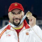 Manuel Martínez, oro en lanzamiento de peso, posa con su medalla.