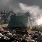 Supervivientes del terromoto se hacinan en un campo de refugiados con sus pertenencias y animales