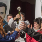 Vecinos de la localidad granadina de Pinos Puente celebran el segundo premio con cava frente a la sede de IU. MIGUEL ÁNGEL MOLINA