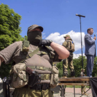 Hombres armados protegen a un líder separatista durante un mitin.