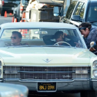 Tarantino se asoma a la ventanilla del conductor para das instrucciones a Brad Pitt (al volante) y Leonardo DiCaprio, en el rodaje de Once upon a time in Hollywood. /