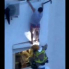 Vídeo del rescate de una mujer del piso incendiado en L'Hospitalet.