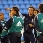 Carlos Queiroz realiza unas explicaciones a la plantilla durante un entrenamiento del Real Madrid