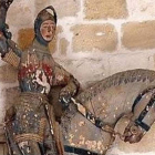 La estatua de San Jorge después y antes de la polémica restauración. DL
