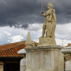 Escudo de León en las manos de la estatua del rey Pelayo en Puerta Castillo.