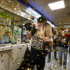 Dos personas celebran el premio de la Lotería de Navidad 2022. AGENCIAS