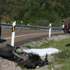 La sábana cubre el cadáver de la víctima, instantes después del accidente.