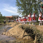 Los danzantes, los vecinos, y las tallas cruzan el puente que una semana antes contruyeron los lugareños. A. VALENCIA