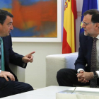 El presidente del Gobierno, Mariano Rajoy, durante la reunión mantenida hoy en el Palacio de La Moncloa con el portavoz del PNV en el Congreso, Aitor Esteban, en la ronda de contactos para intentar un pacto que permita su investidura.