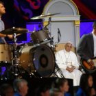 El Papa presencia la actuación del grupo The Fray en el Encuentro Mundial de las Familias celebrado en Filadelfia.