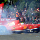 Massa con su Ferrari por las calles de Río.