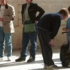 Un grupo de niños s dispone a entrar en el colegio en un día del curso pasado