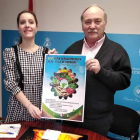 La concejala Laura Álvarez y el alcalde de Bembibre, Manuel Otero, con el cartel de la feria. CEBRONES