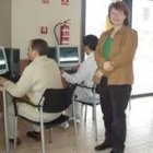 La concejala Ana Vicente en el cibercafé de Navatejera