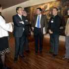 Juan José Mateos, junto al secretario de la Consejería y el portavoz del PP, en las Cortes, con representantes de los docentes.