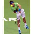 Nadal golpea la pelota en su partido frente a Kohlschreiber.