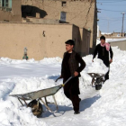 Vecinos de Ghazni retiran nieve.