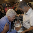 El padre, José Luis Vidal, y la abuela paterna con uno de los bebés.